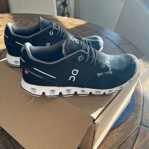 Women’s Black: ON Cloud Shoes: Size 8.5
